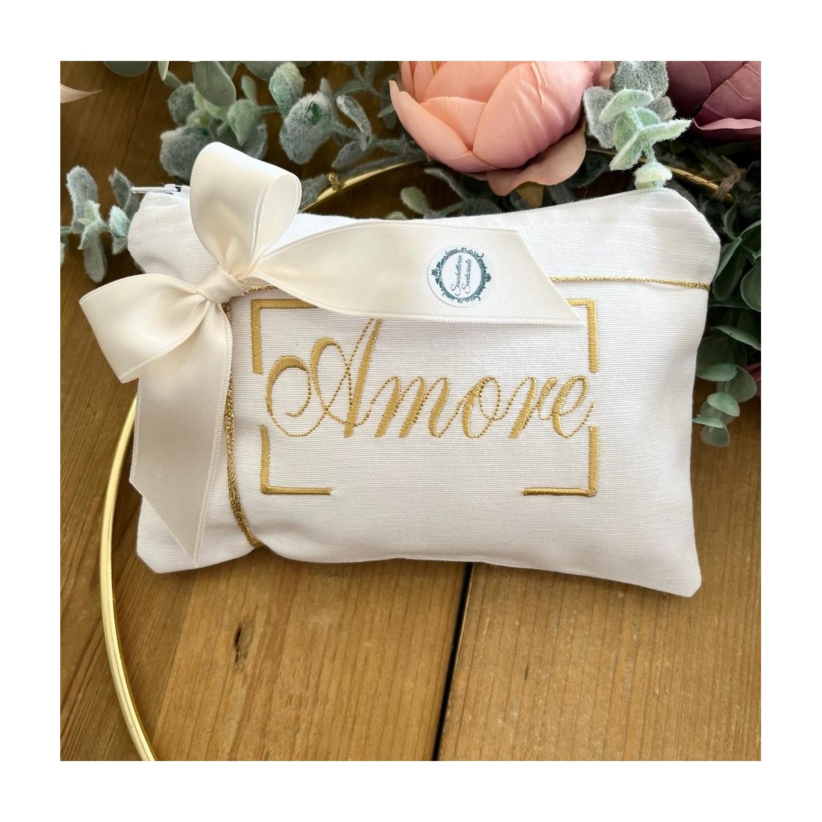 Pochette portaconfetti confezionata in tessuto bianco cm 19x13 con ricamo