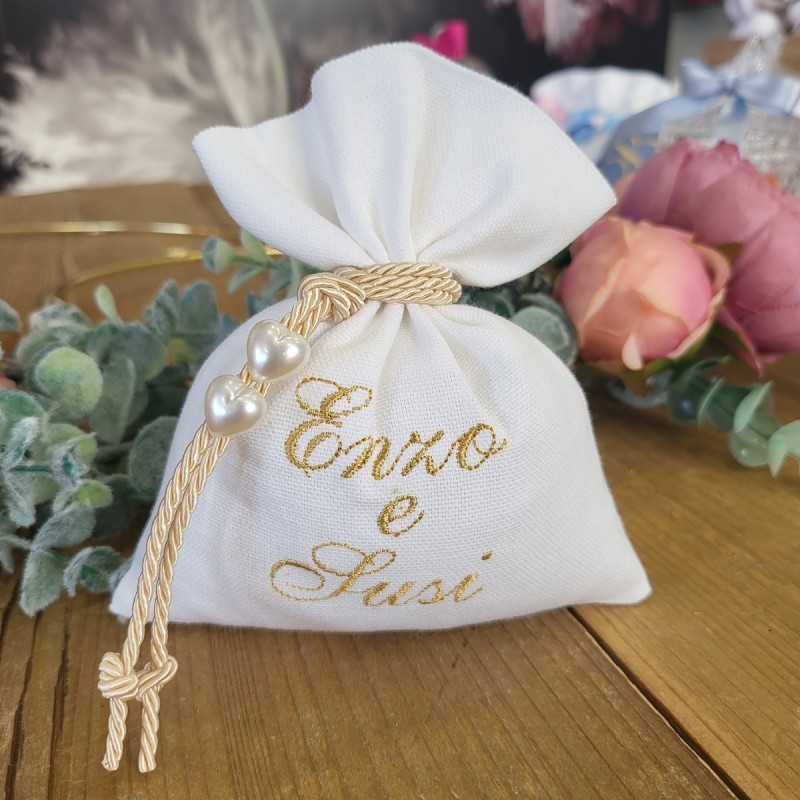 Sacchetto portaconfetti confezionato in tessuto bianco cm 13x15 con ricamo personalizzato