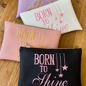 ⭐️NATA PER BRILLARE ⭐️ una pochette che è un inno alla bellezza e un augurio per la vita di una piccola principessa 🫶 questa pochette è realizzata in Italia con similpelle di qualità ♥️
FINO AL 24 NOVEMBRE LA SPEDIZIONE E’ GRATUITA!!
per info e ordini contattaci!
Spedizioni in tutta Italia

#sacchetteriasartoriale #spedizioniintuttaitalia #pochettepersonalizzate #madeinitaly #regalipersonalizzati