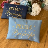 🩵⭐️PICCOLO PRINCIPE⭐️ 👑 pochette ricamata Made in Italy!! Spedizione gratuita fino al 24 NOVEMBRE 🫶
Per info contattaci ♥️

#sacchetteriasartoriale #pochettepersonalizzate #madeinitaly #regalipersonalizzati